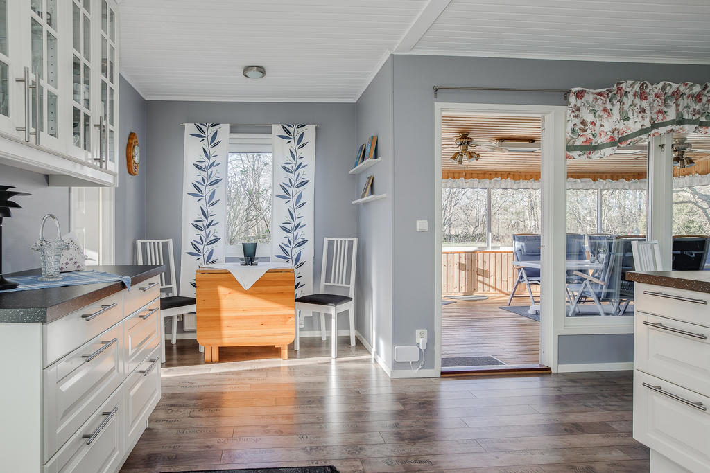 Kök med matplats och utgång till uterummet