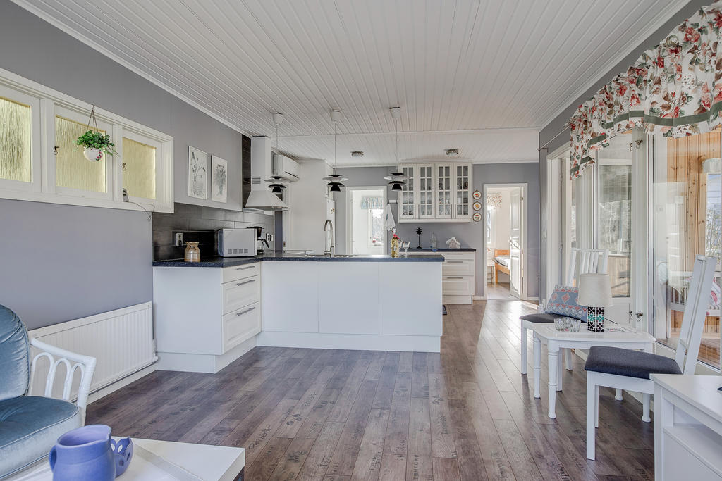 Kök och vardagsrum med öppen planlösning