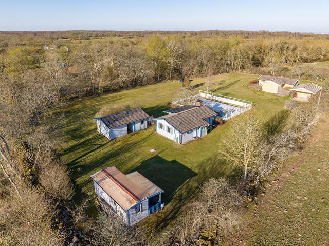 Välkomna till en fastigheten med stor tomt och flera byggnader