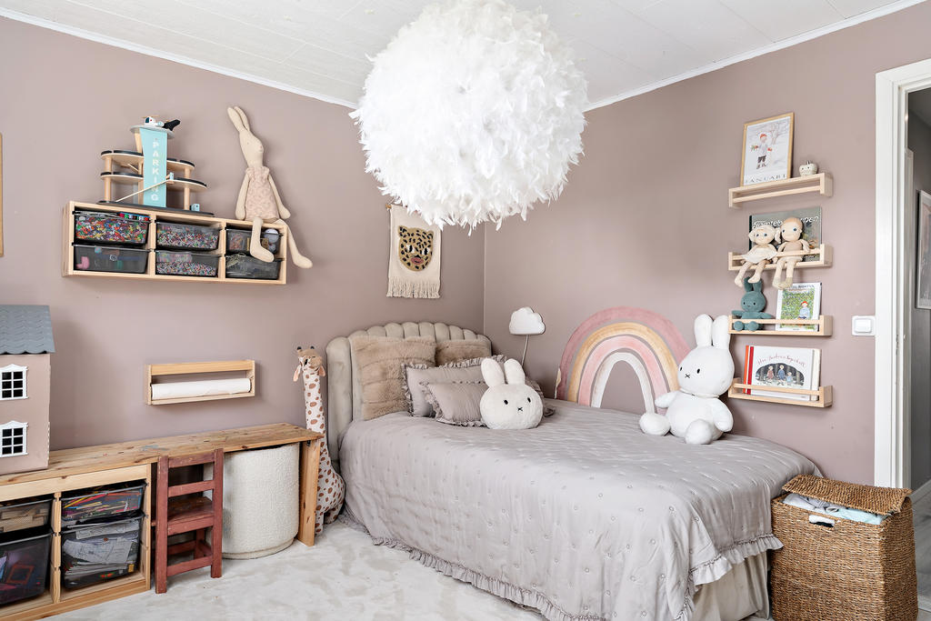 Ett av sovrummen är idag ett mysigt barnrum.