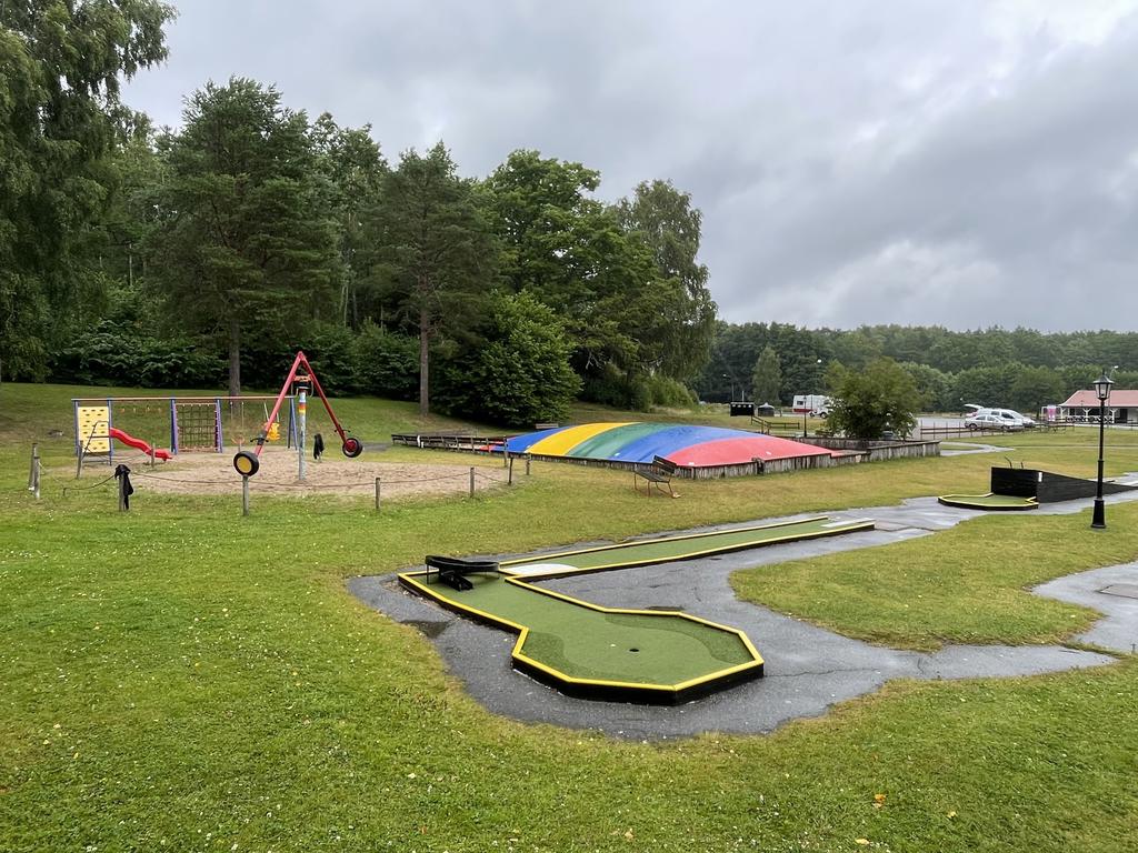 Här finns lekplats, hoppkudde, minigolf mm. 