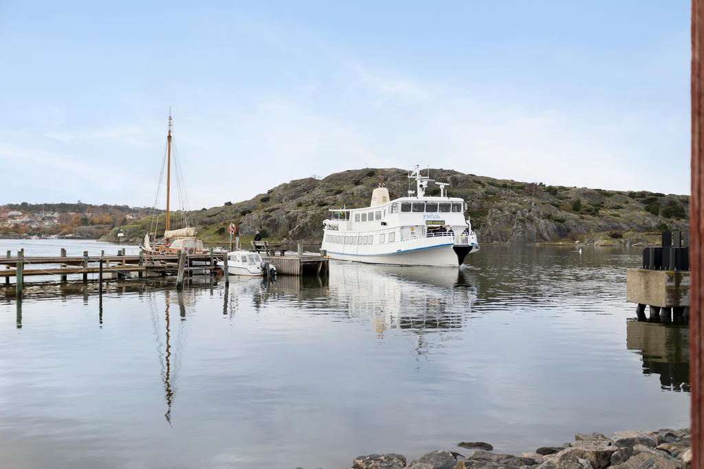 Skärgårdsbåten tar ca 10-14 minuter från Saltholmen till Asperö.