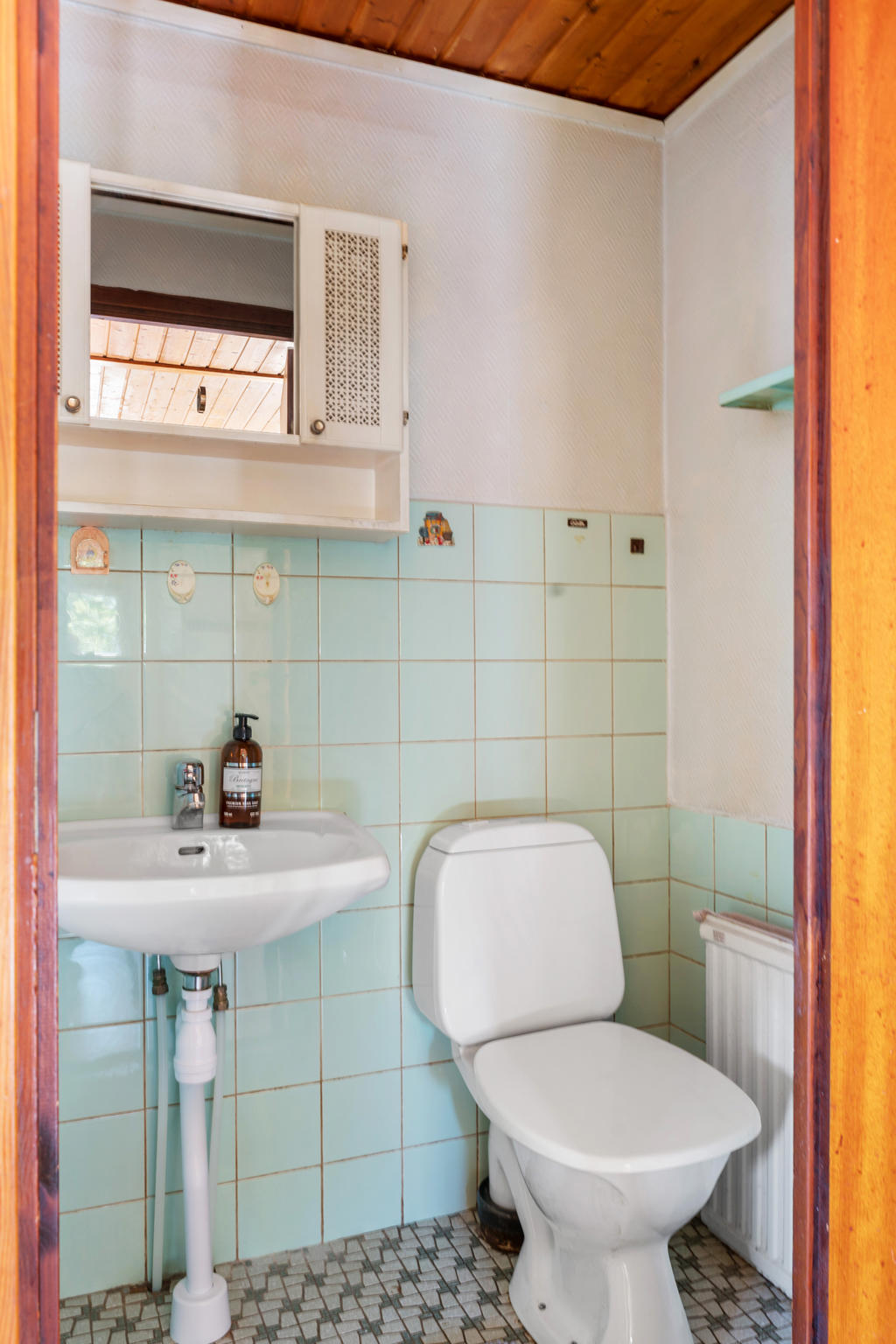 Husets wc. Duschutrymmet är idag utrivet och behöver göras ett nytt.