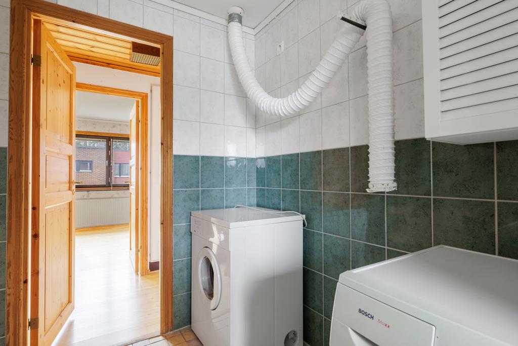 Tvättstuga med tvättmaskin och torktumlare