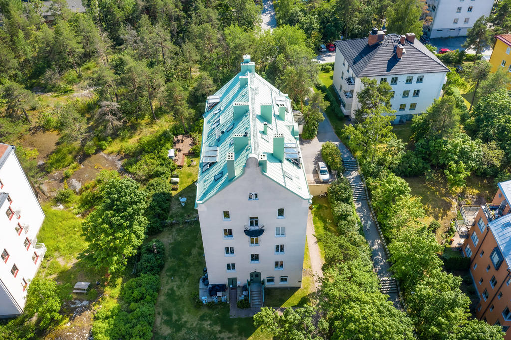 Björnvägen 8 A och B intill grönskande natur och Stockholms City runt hörnet