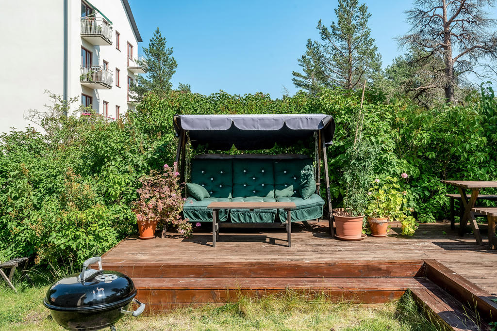 Föreningens trädäckade altan med grillmöjligheter