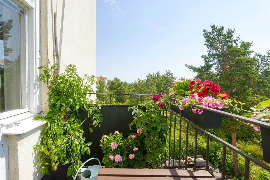 Enda lägenheten i huset med egen balkong mot grönskande natur, helt utan insyn