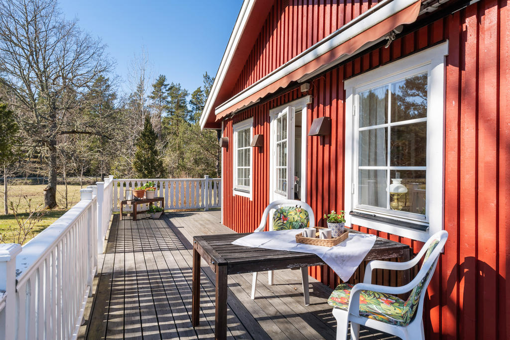 Altanen är byggd på två sidor av huset