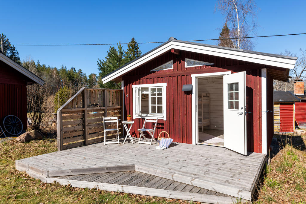 Gästhuset har en egen altan
