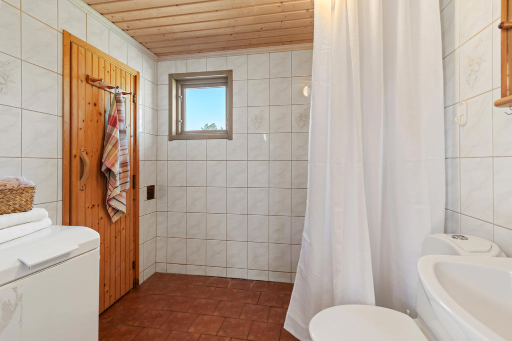 Duschrum med wc, ingång till bastu