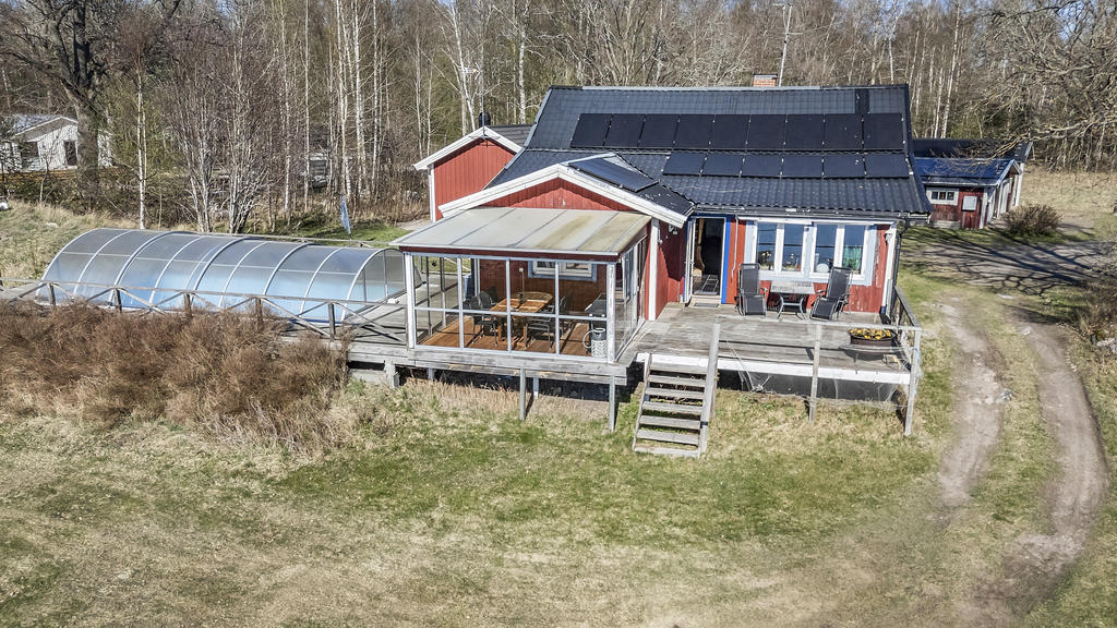 Baksidan med uteplatser