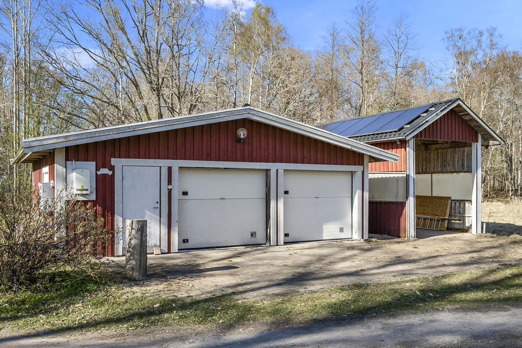 Dubbelgarage och carport