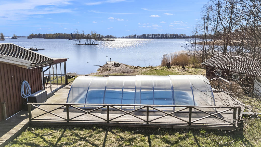 Pool med trädäck och utsikt över sjön