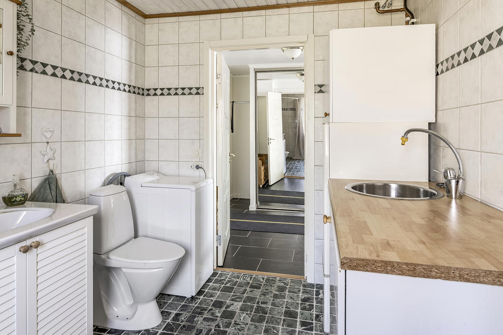 Badrum med tvättmaskin