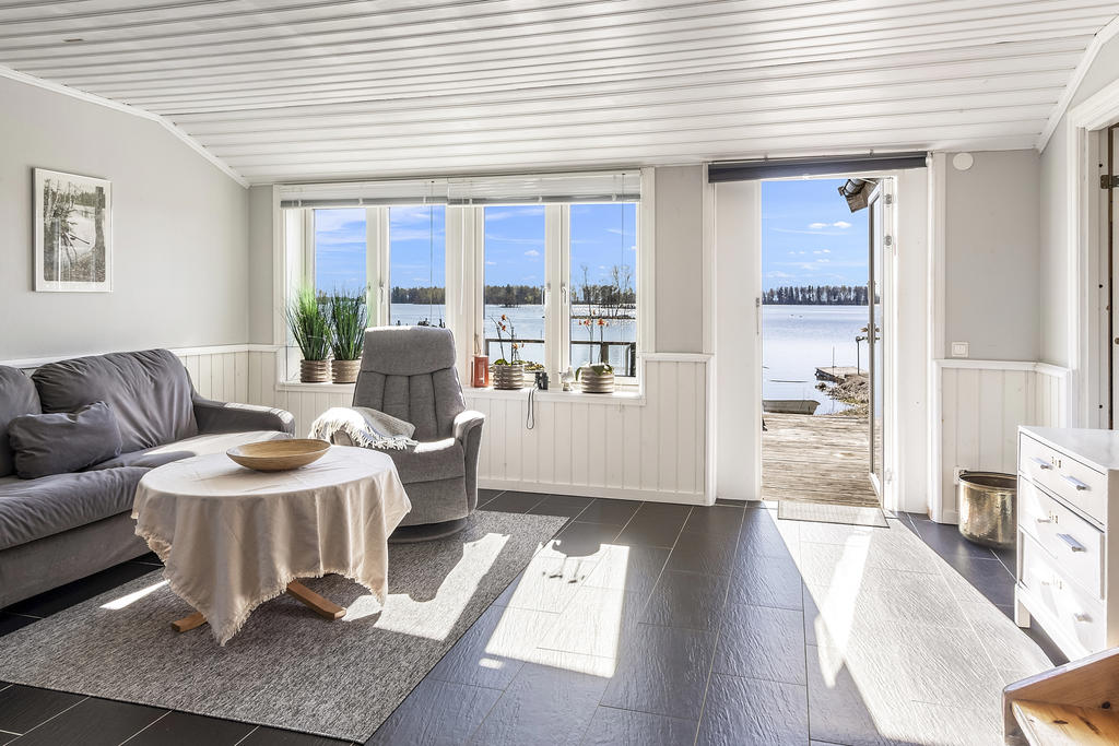 Vardagsrum med utgång till altan