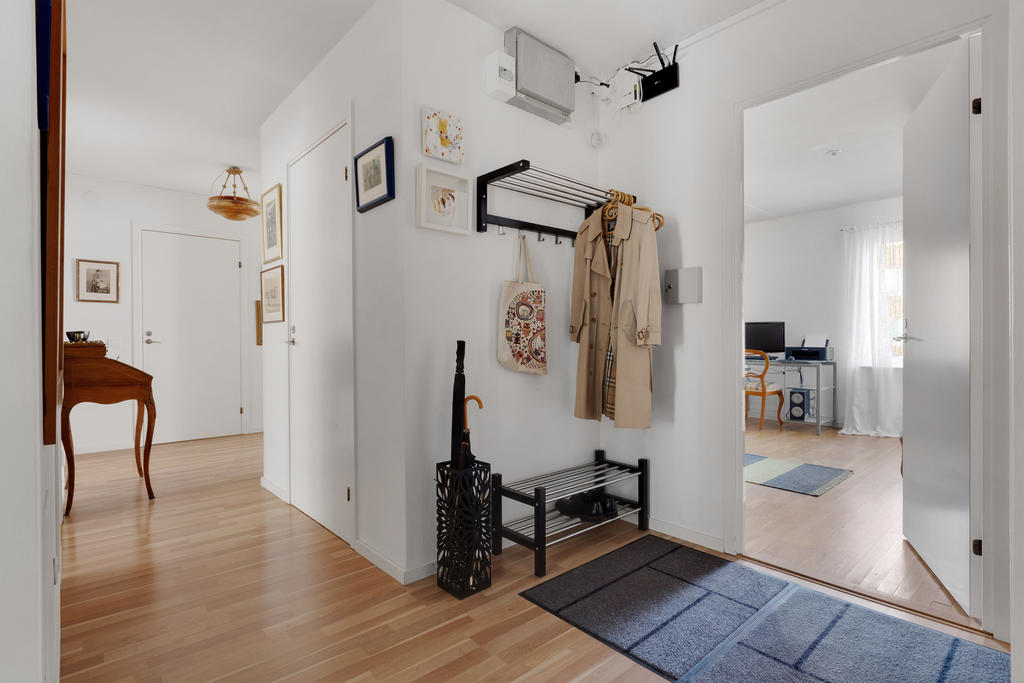 Rymlig hall med access till samtliga av bostadens rum 