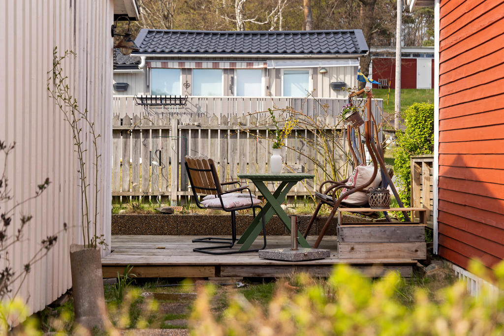 Altan på framsidan av stugan. Ni skymtar servicehuset längst upp till höger i bild.