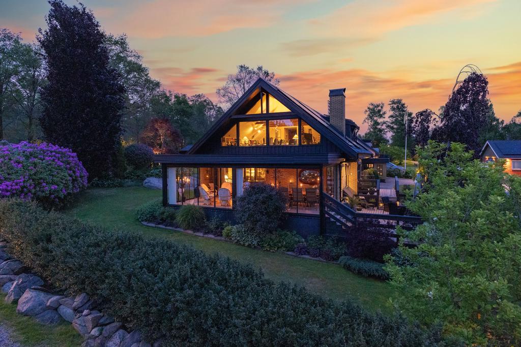 Arkitektritad villa med magnifik trädgård mot grönområde