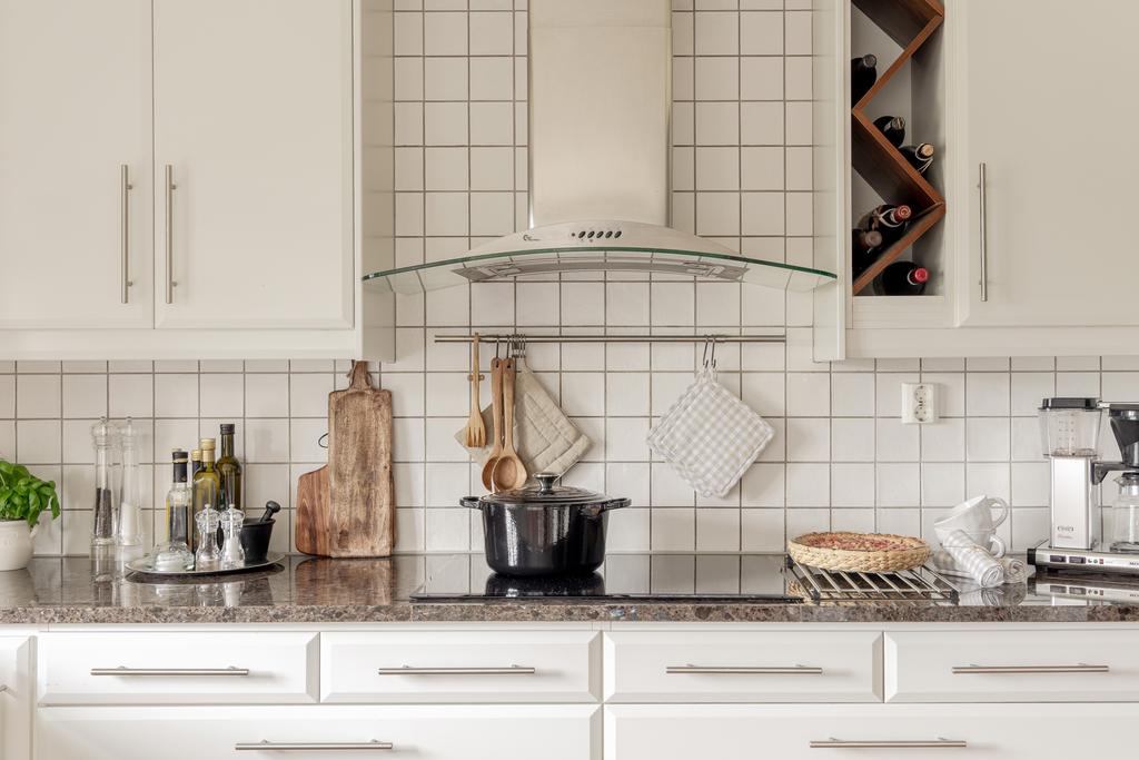 Klinkergolv med elektrisk golvvärme bidrar till hög komfort. Här finns dessutom plats för matbord intill fönstret där morgonkaffet kan avnjutas i dagsljuset.