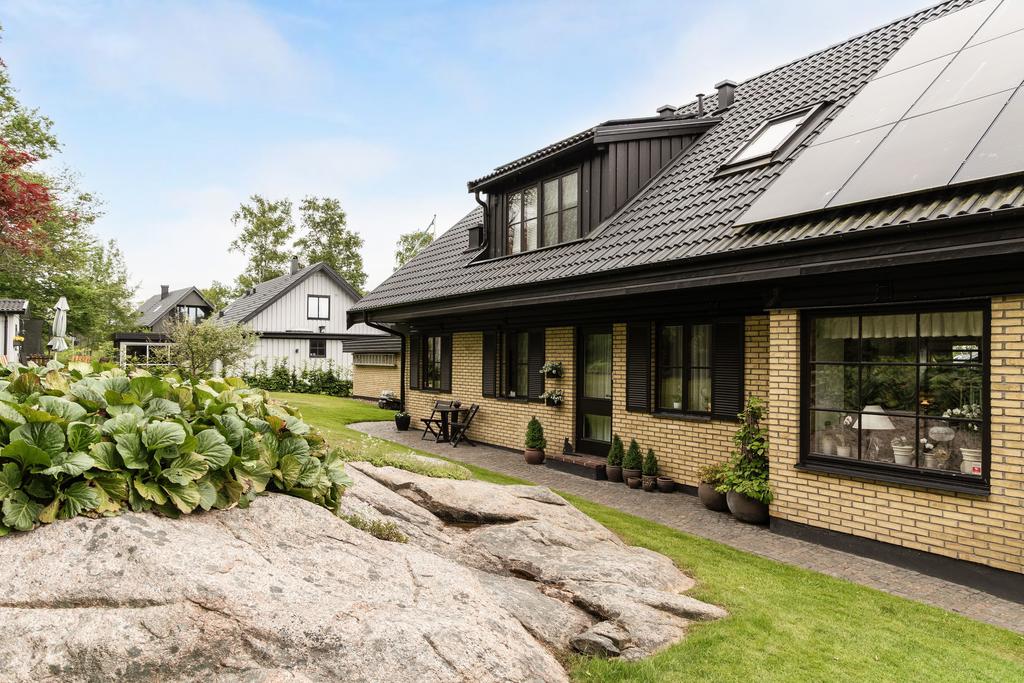 På tomten möts ni av ett rikt växtliv med bland annat japansk lönn, praktfulla rhododendron, smultronjasmin, bollsyrén, blodfläder, rosor, syréner och äppelträd. 