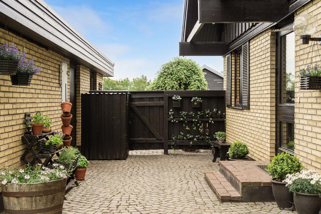 Trädgården på baksidan är privat och insynsskyddad 