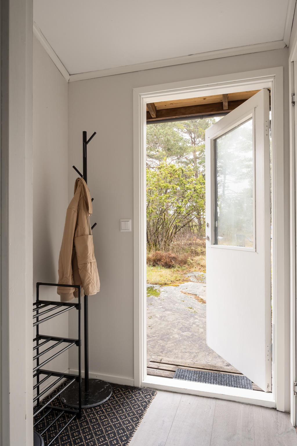 Hall/Entré med plats för avhängning utav ytterkläder och skor.