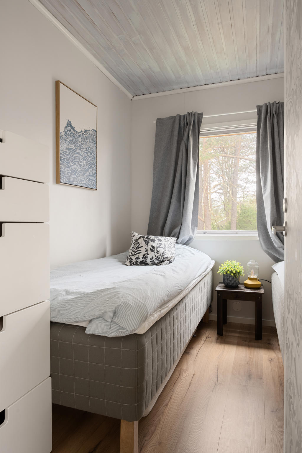 Sovrum två erbjuder också ett härligt ljusinsläpp och plats för två enkelsängar.