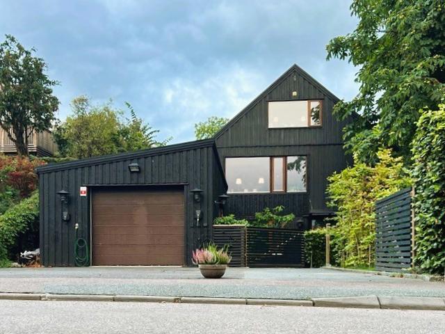 Fräsch och trivsam fastighet i tre plan med pool och härlig terrass.