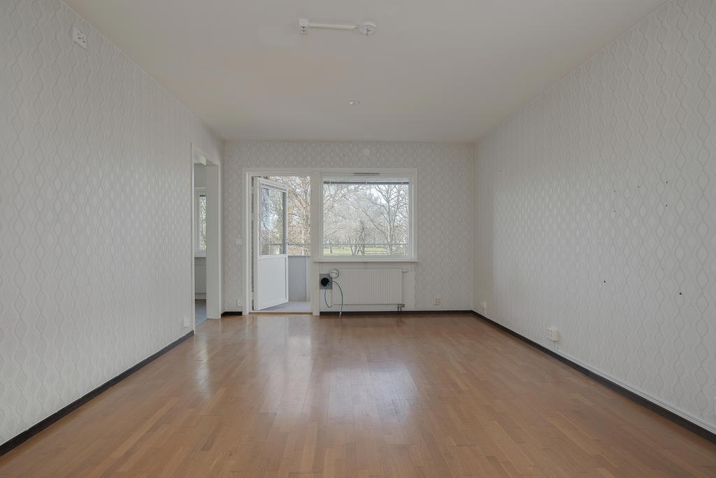 Vardagsrum med utgång till balkongen.