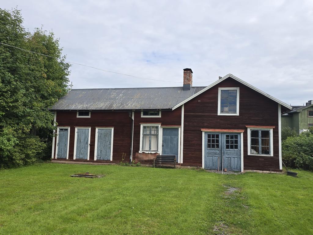 Spännande gårdshus -sommarbild