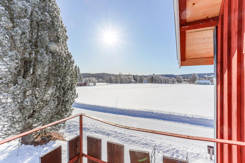 Balkong med vy mot stora gräsytor