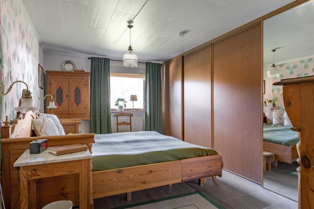 Sovrum med skjutdörrsgarderob