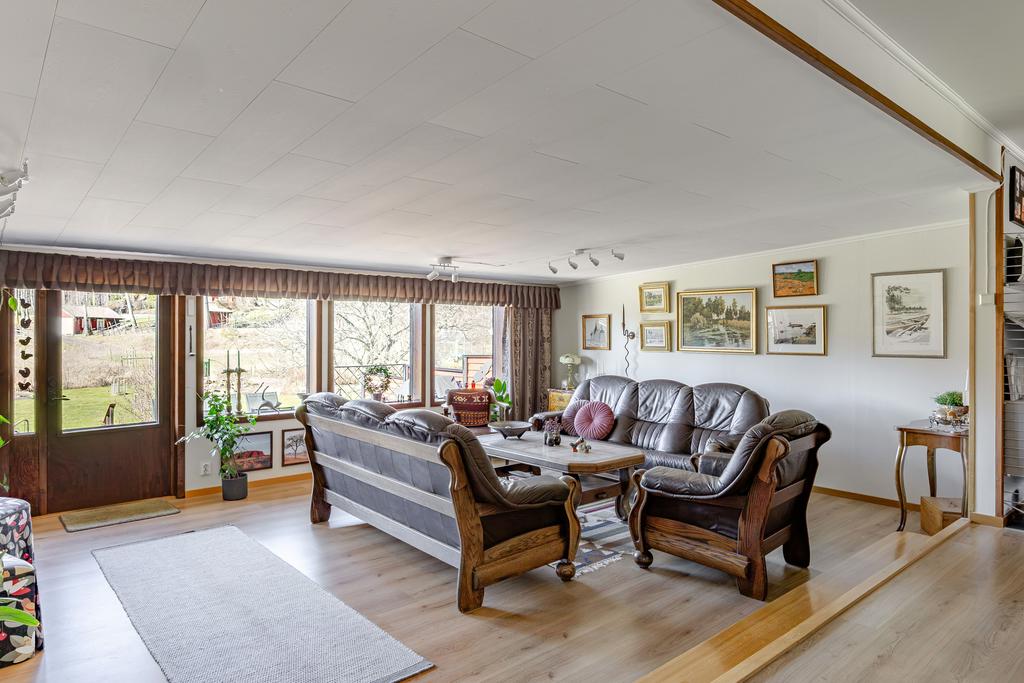 Sociala ytor och stora fönster i vardagsrum