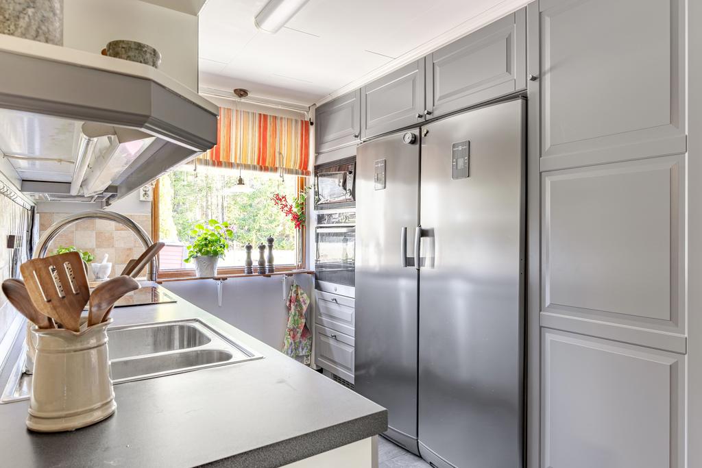 Kök med vitvaror i rostfritt stål