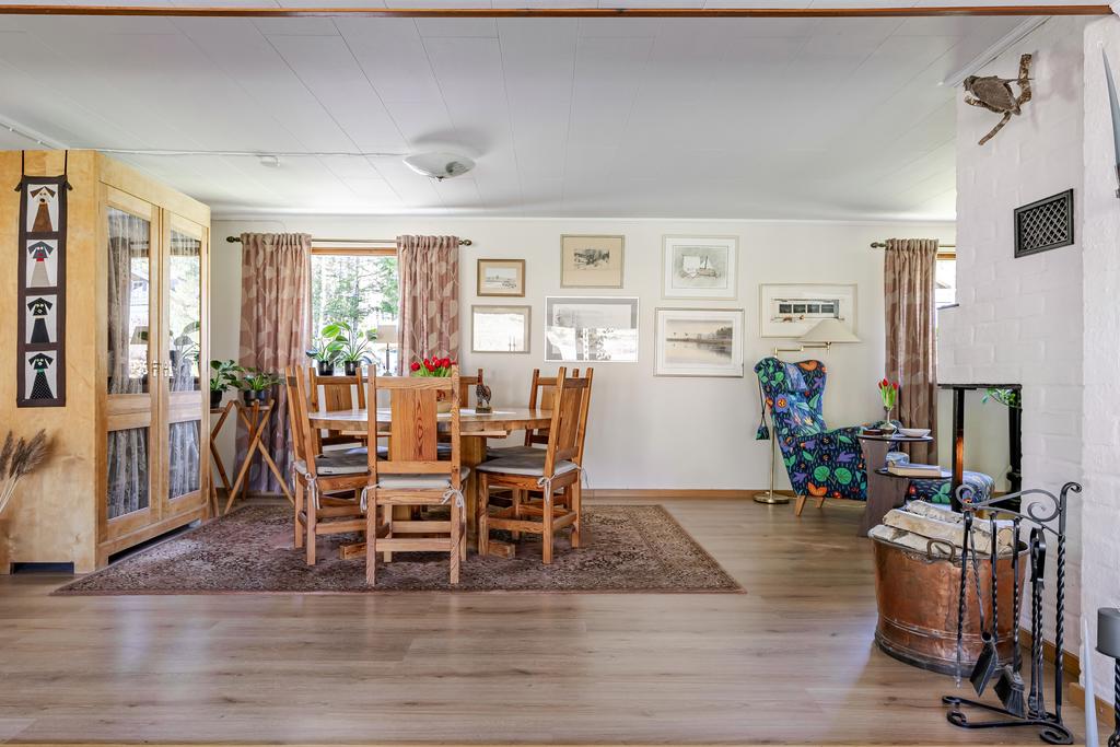 Vardagsrum med plats för matgrupp