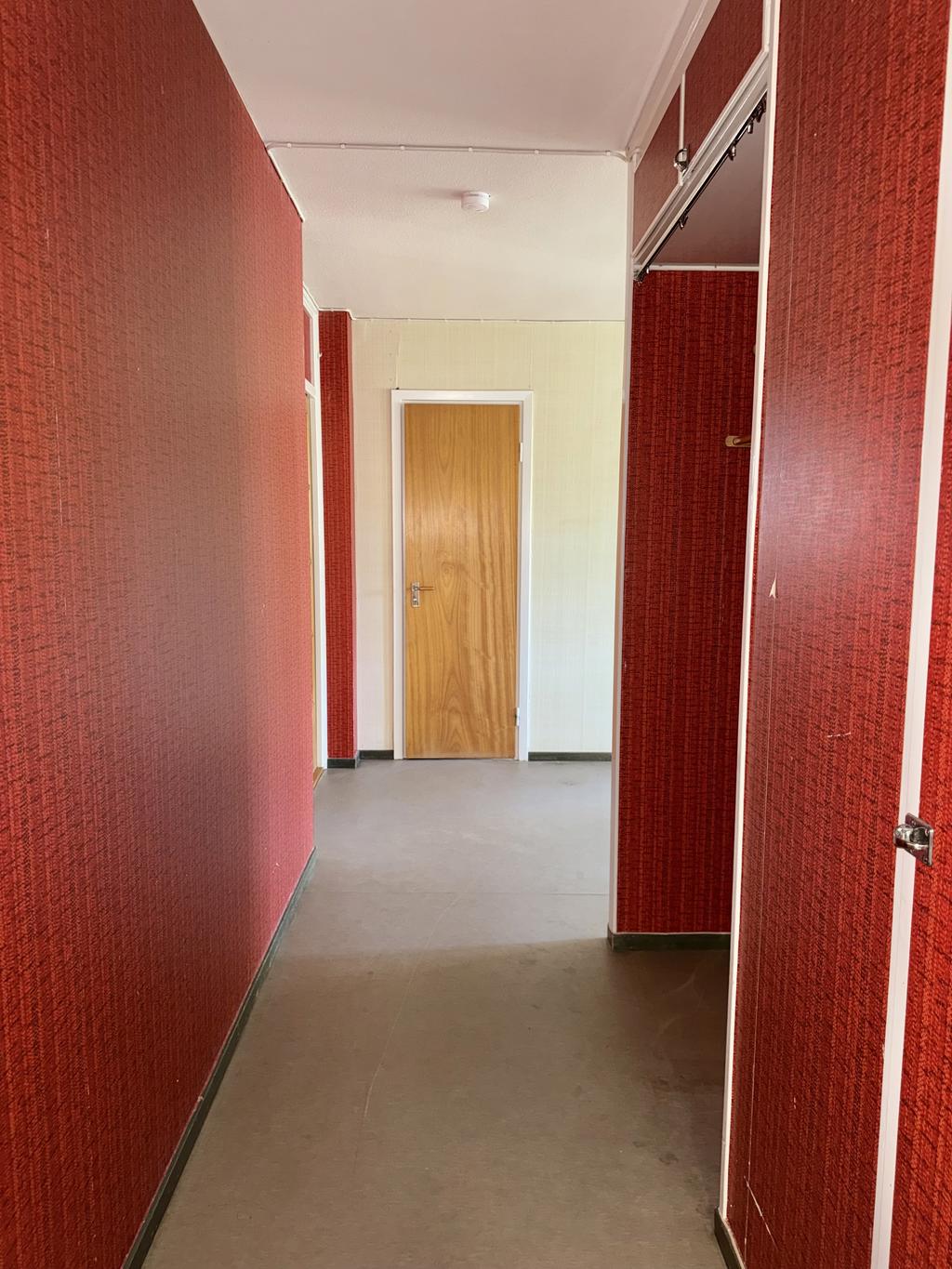 Hall med plastmatta och goda avhängningsmöjligheter. 