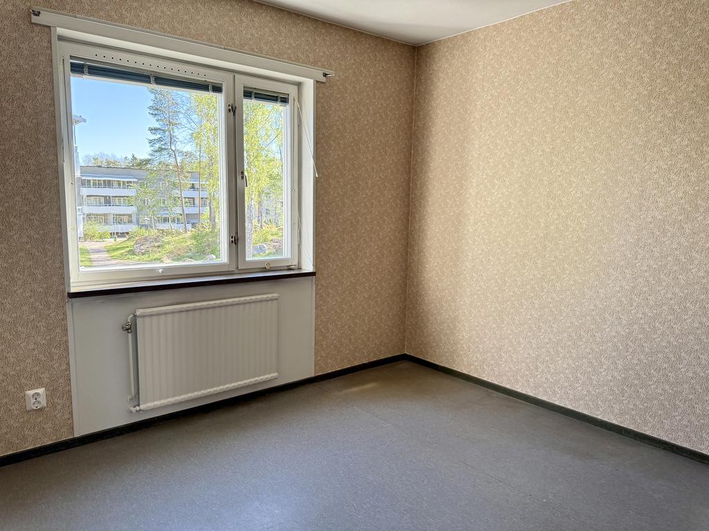 Sovrum med plastmatta.