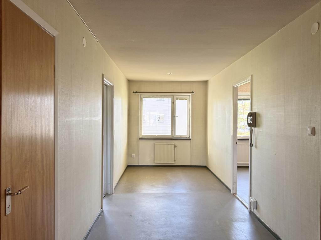 Separat matrum i anslutning till köket med gott om plats för matgruppen.