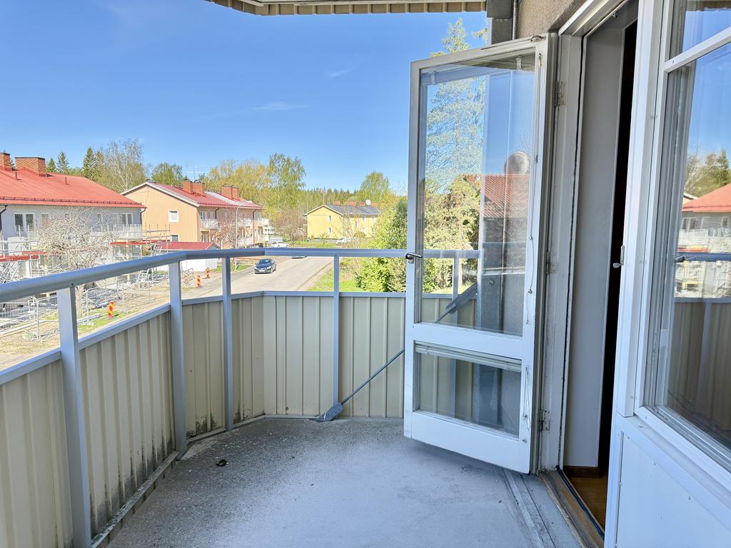 Från vardagsrummet finns utgång till balkongen i sydväst-läge med en härlig eftermiddags och kvällssol.