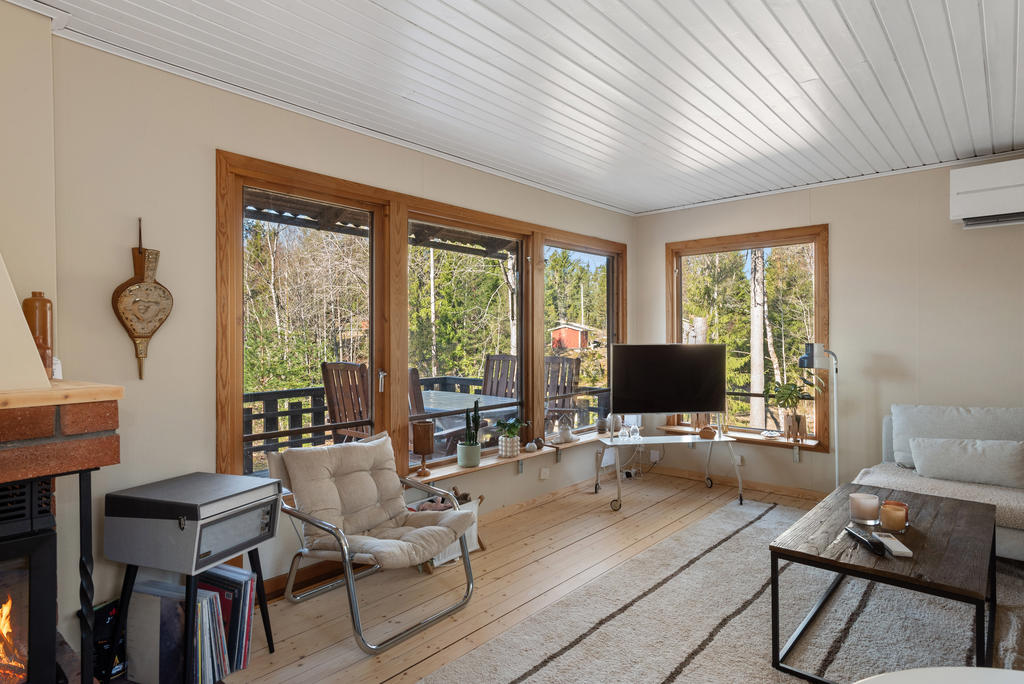 Allrummet med utgång till altanen