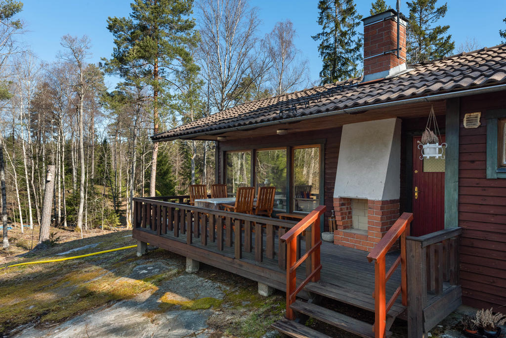 Trälagd altan med öppen spis