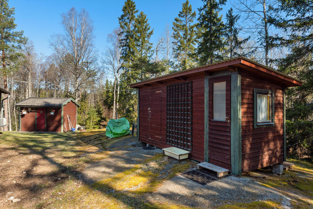 Uthuslänga med förråd och toalett på gaveln