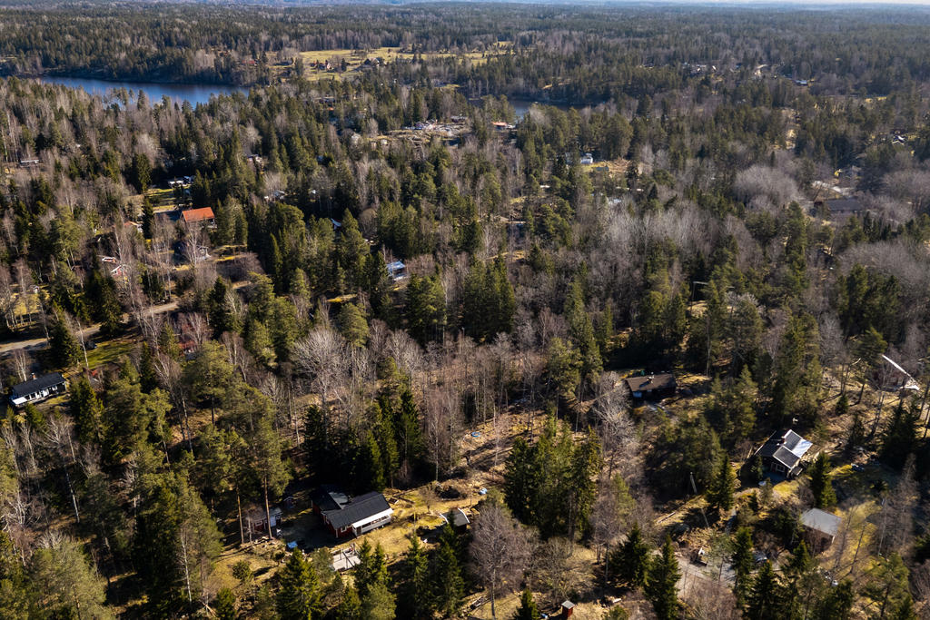 Frötuna kyrksjö i bakgrunden