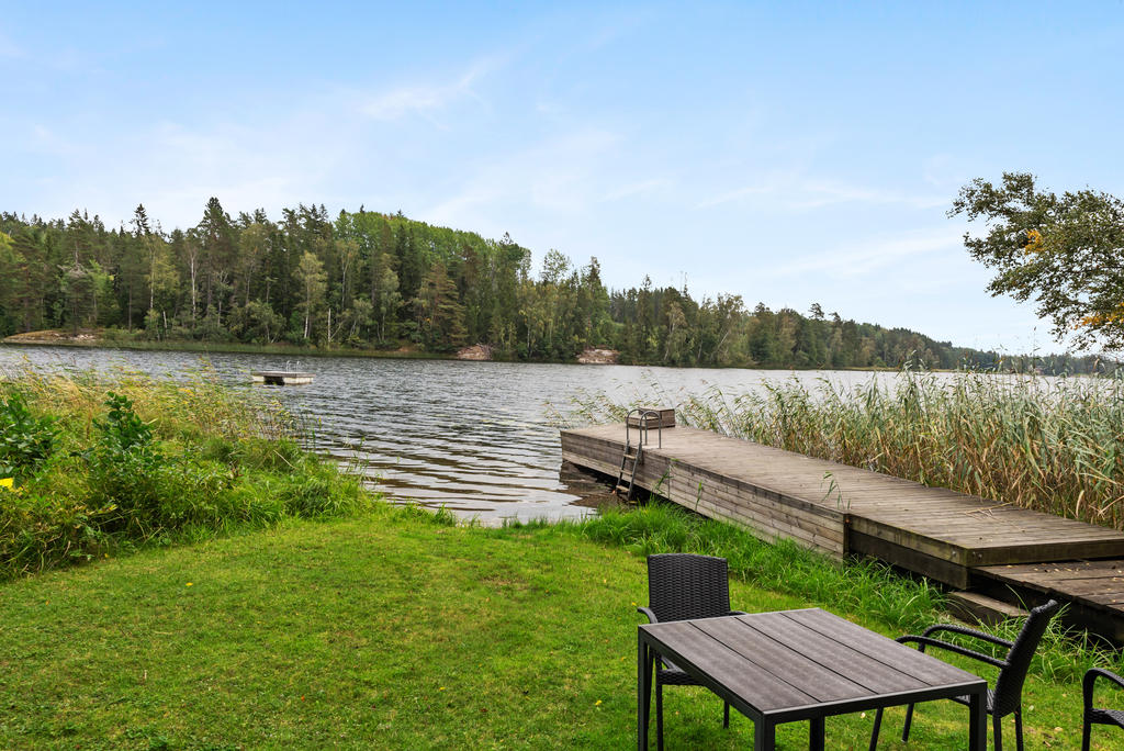 Brygga och badplats vid Gunnsjön, ca 800 meter från fastigheten