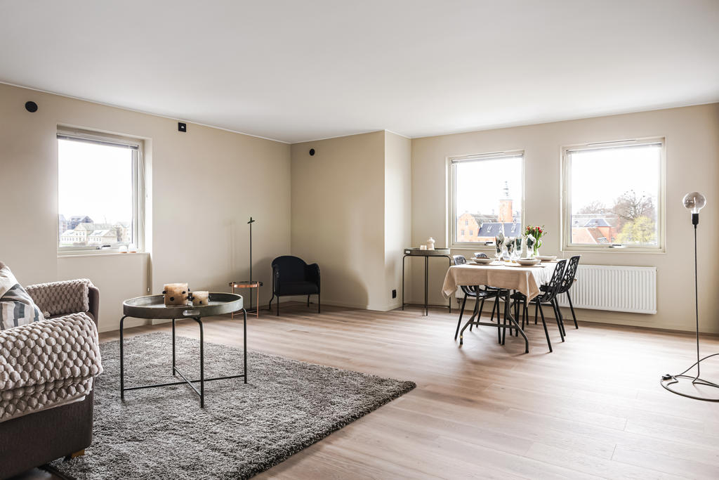 Vardagsrum med fönster i söder och väster