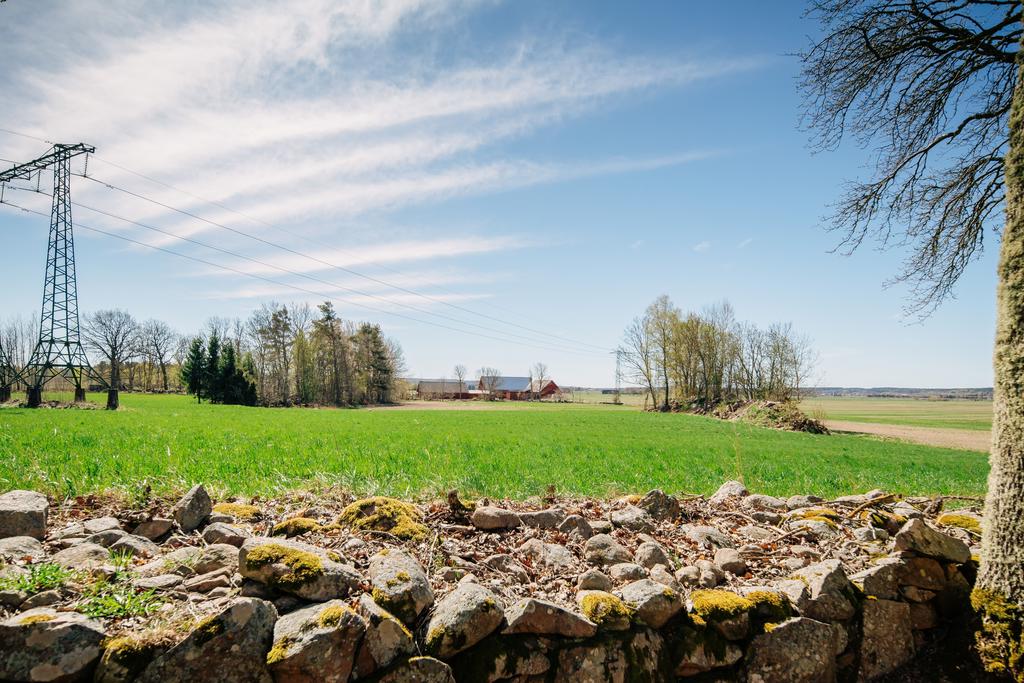 Utanför stenmuren runt bostadshuset finns åkermarken