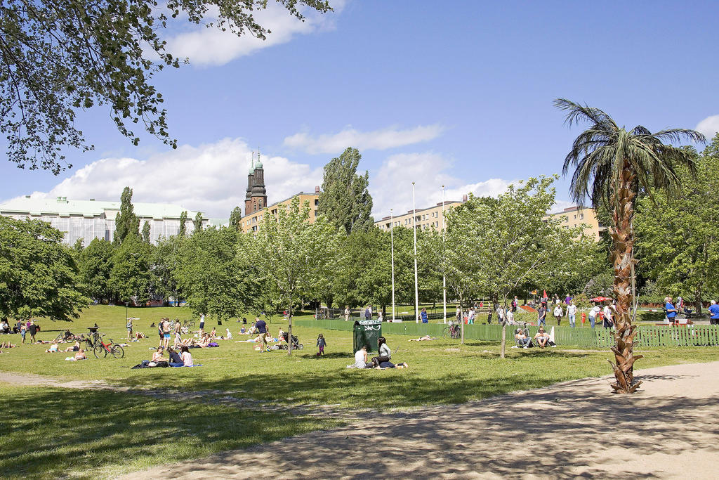 Parkhäng och sandstrandi Tantolunden