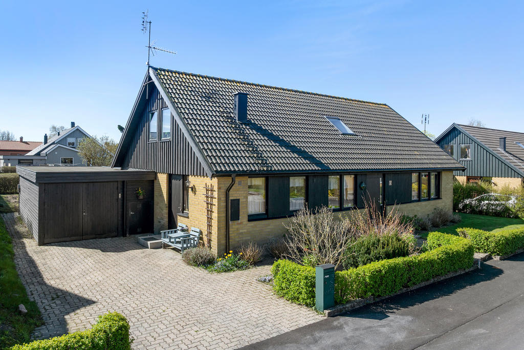 Stor uppfart och garage
