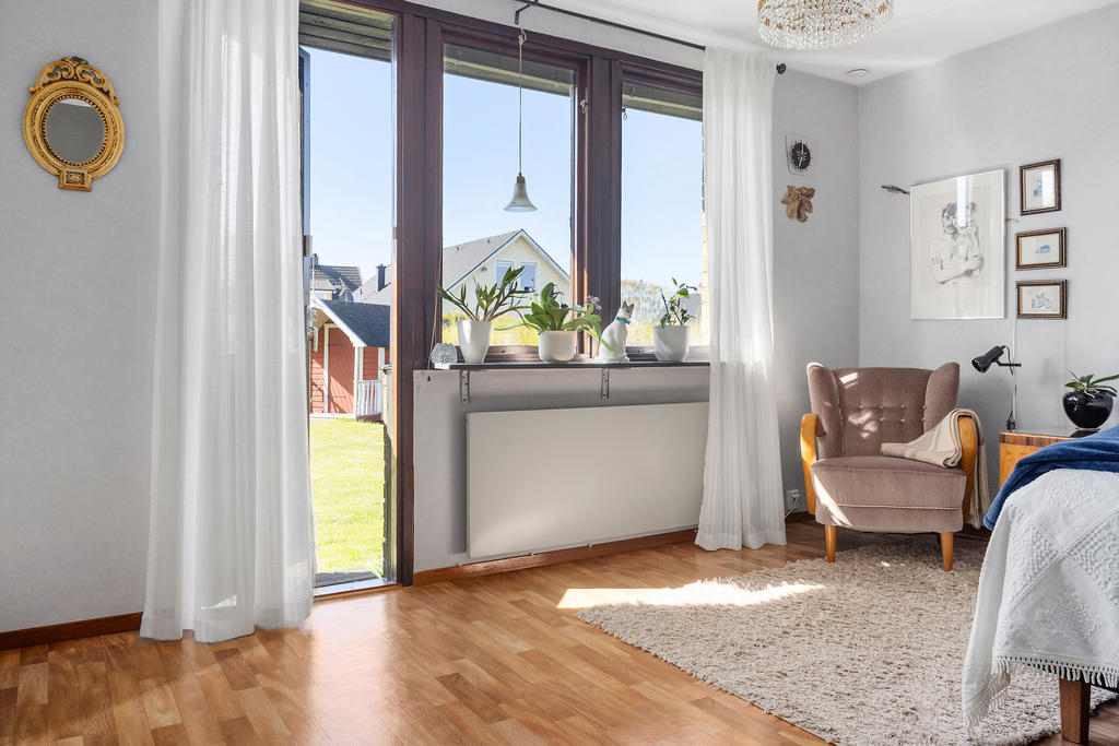 Sovrum 1 med utgång till trädgården
