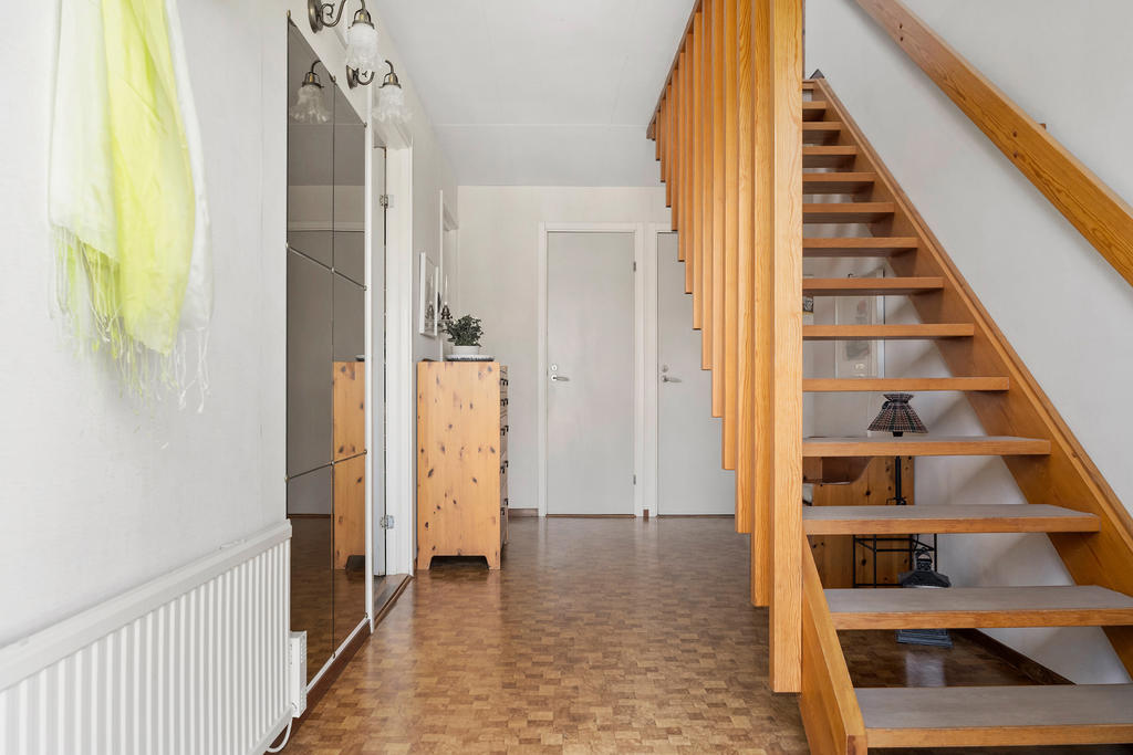 Entréhall med trappa till ovanlan